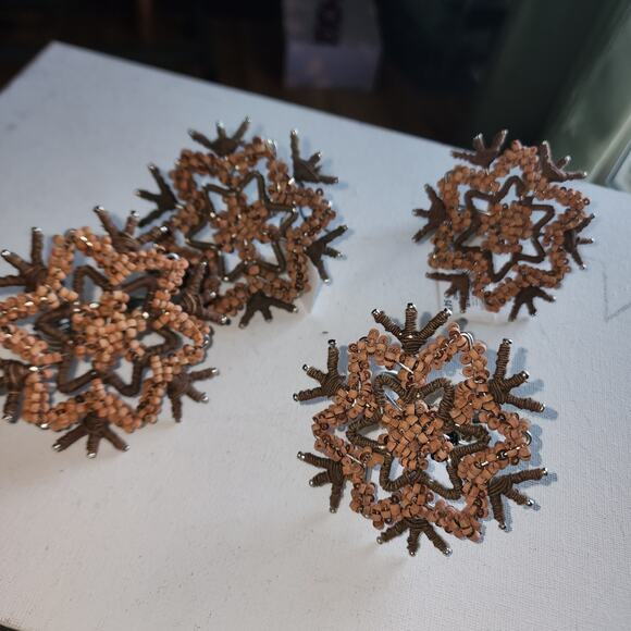 PIER ONE NWT SET OF 4 BEAD SNOWFLAKE RUSTIC NAPKIN RINGS - Picture 1 of 3